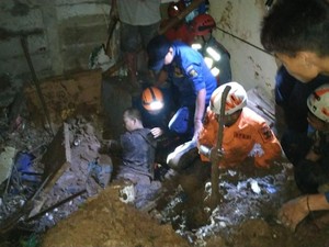 Dramatis! Detik-detik Evakuasi Warga Tertimbun Longsor di Sukabumi