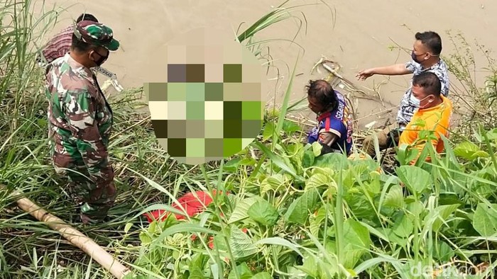 Seorang perempuan ditemukan tewas setengah bugil di tepi Sungai Brantas, Mojokerto. Polisi memperkirakan, korban sudah tewas beberapa hari karena mayatnya sudah membusuk.
