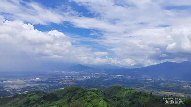 sisi kanan terdapat gunung kareumbi, dan sisi kiri gunung geulis