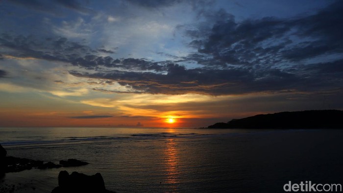 Mandalika dihadirkan dengan sejuta pesonanya. Salah satunya adalah berburu sunset sambil melihat Sirkuit Mandalika. Seperti ini nih

Yups, travelers bisa coba datang ke bukit Seger ini. Lokasinya persis bersebelahan dengan Sirkuit Mandalika yang bakal jadi ajang MotoGP 2022 loh.