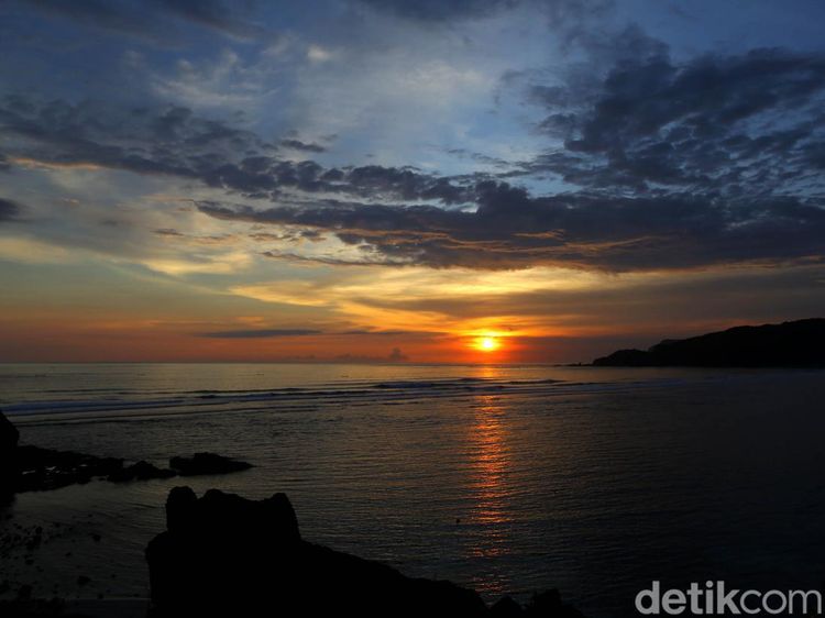 Menikmati Indahnya Lembayung Senja di Bukit Seger Mandalika