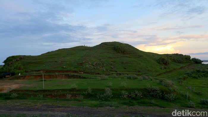 Menikmati Indahnya Lembayung Senja di Bukit Seger, Bisa Lihat Sirkuit Mandalika Juga Mandalika dihadirkan dengan sejuta pesonanya. Salah satunya adalah berburu sunset sambil melihat Sirkuit Mandalika. Seperti ini nih
Yups, travelers bisa coba datang ke bukit Seger ini. Lokasinya persis bersebelahan dengan Sirkuit Mandalika yang bakal jadi ajang MotoGP 2022 loh.