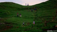 Waktu terbaik untuk naik ke Bukit Seger adalah di sore hari. Traveler bisa menatap Sirkuit Mandalika menjelang matahari terbenam. (Rachman_punyaFOTO)