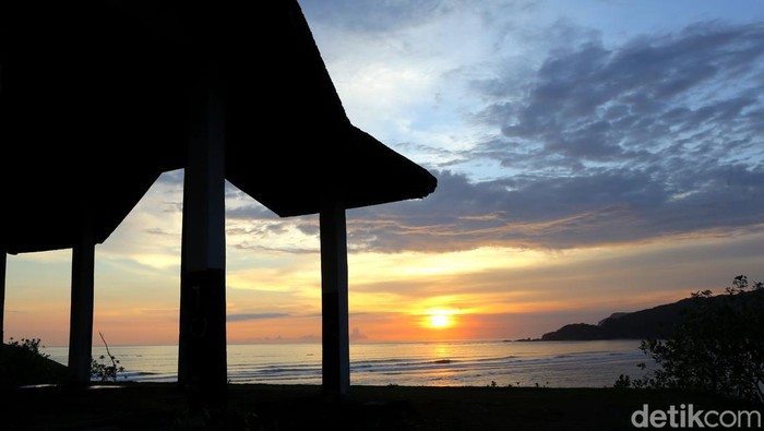 Mandalika dihadirkan dengan sejuta pesonanya. Salah satunya adalah berburu sunset sambil melihat Sirkuit Mandalika. Seperti ini nih

Yups, travelers bisa coba datang ke bukit Seger ini. Lokasinya persis bersebelahan dengan Sirkuit Mandalika yang bakal jadi ajang MotoGP 2022 loh.