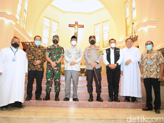 Menkopolhukam Mahfud MD mengunjungi sejumlah gereja di Surabaya. Di antaranya Gereja Katedral Hati Kudus Yesus serta Gereja Kristen Indonesia (GKI).