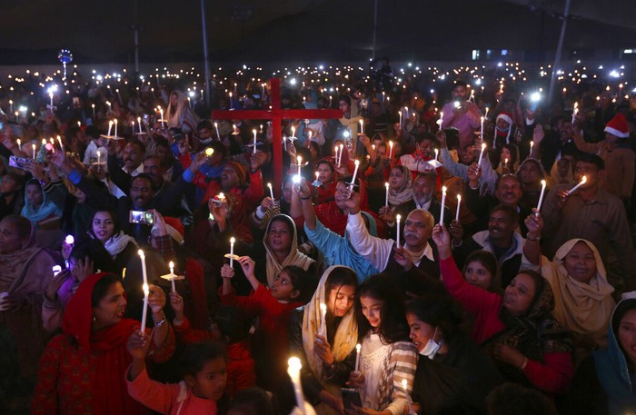 Natal dari Berbagai Negara Priests attend the Christmas celebration midnight Mass at the Cathedral-Basilical in Vilnius, Lithuania, Friday, Dec. 24, 2021. Over 80 percent of Lithuanians are Christians who celebrate the festival of Christmas on Dec. 25. (AP Photo/Mindaugas Kulbis)