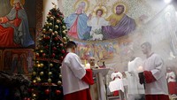 Pendeta Gabriel Romanelli memimpin misa Natal di Gereja Katolik Deir Al Latin, Kota Gaza, (24/12). (AP Photo/Adel Hana)