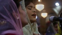 Umat Kristiani ikut dalam misa Natal di Gereja St. Andrew, Karachi, Pakistan (24/12).  (AP Photo/Fareed Khan)
