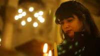 Umat Kristiani di Mesir menyalakan lilin dalam misa Natal di Gereja Santo Joseph di Kairo, (24/12). (AP Photo/Amr Nabil)