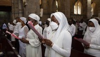 Doa Natal di tengah keprihatinan Covid-19 terlihat di Gereja Katedral Nairobi, Kenya, (24/12). (AP Photo/Sayyid Abdul Azim)