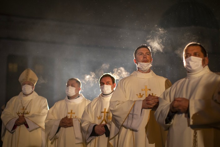 Natal dari Berbagai Negara Priests attend the Christmas celebration midnight Mass at the Cathedral-Basilical in Vilnius, Lithuania, Friday, Dec. 24, 2021. Over 80 percent of Lithuanians are Christians who celebrate the festival of Christmas on Dec. 25. (AP Photo/Mindaugas Kulbis)