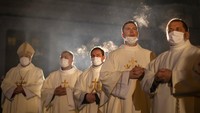 Perayaan misa Natal di Gereja Katedral Basilika di Vilnius, Lituania, Jumat, (24/12/2021). Agama Kristen dianut oleh 80 persen warga Lithuania. (AP Photo/Mindaugas Kulbis)