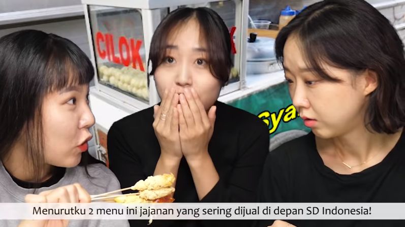 Orang Korea Cicip Jajanan SD, Ketagihan Cilok dan Telur Gulung