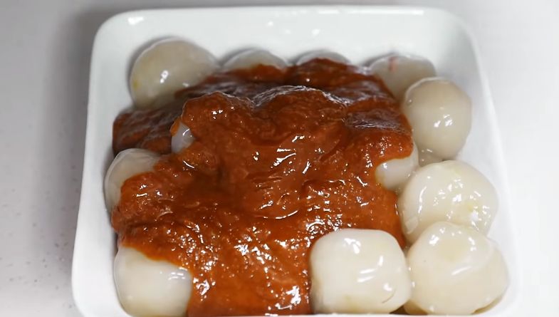 Orang Korea Cicip Jajanan SD, Ketagihan Cilok dan Telur Gulung