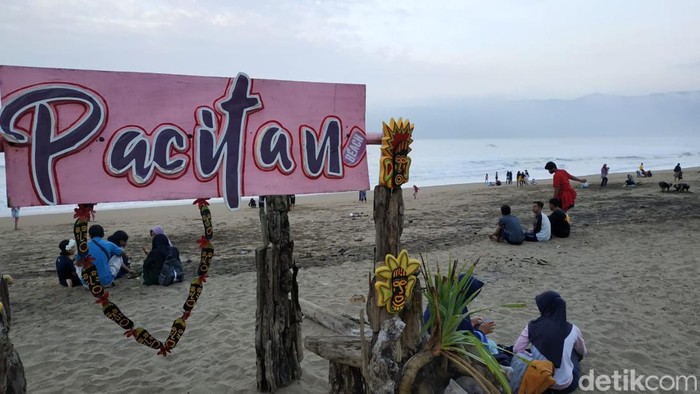 Semua obyek wisata di Pacitan dipastikan buka selama libur Nataru. Hanya saja, di tiap destinasi berlaku pembatasan jumlah pengunjung maksimal 75 persen. Ini sesuai status Kota 1001 Gua yang sudah berada di level 1.
