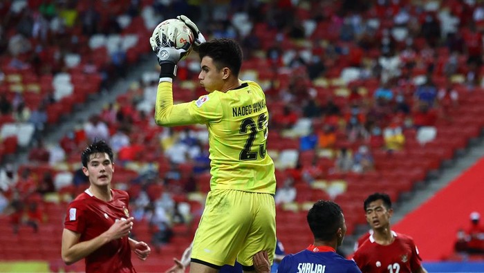 SINGAPORE, SINGAPORE - DECEMBER 25: Goalkeeper Nadeo Arga Winata #23 of Indonesia saves an attempt against Shawal Anuar #20 of Singapore during extra time in the second leg of their AFF Suzuki Cup semifinal at the National Stadium on December 25, 2021 in Singapore. (Photo by Yong Teck Lim/Getty Images)