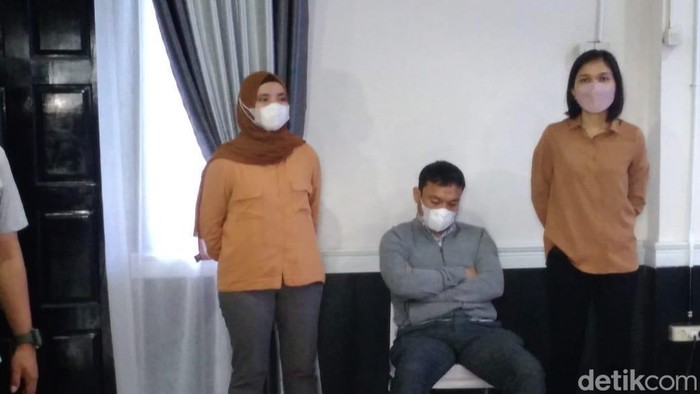 Polisi menampilkan pria berinisial HSM yang viral memukul ABG di Medan, Sumut. (Datuk Haris/detikcom)