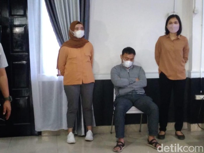 Polisi menampilkan pria berinisial HSM yang viral memukul ABG di Medan, Sumut. (Datuk Haris/detikcom)