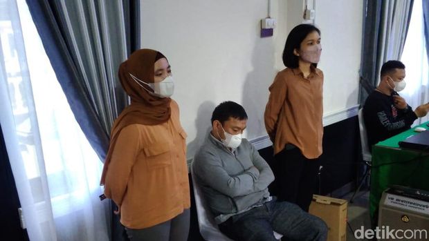 Polisi menampilkan pria berinisial HSM yang viral memukul ABG di Medan, Sumut. (Datuk Haris/detikcom) Polisi menampilkan pria berinisial HSM yang viral memukul ABG di Medan, Sumut. (Datuk Haris/detikcom)