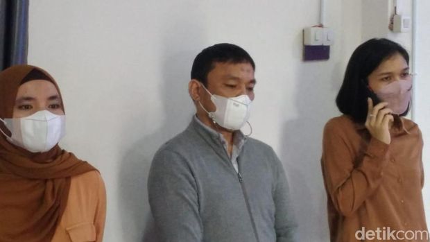 Polisi menampilkan pria berinisial HSM yang viral memukul ABG di Medan, Sumut. (Datuk Haris/detikcom) Polisi menampilkan pria berinisial HSM yang viral memukul ABG di Medan, Sumut. (Datuk Haris/detikcom)