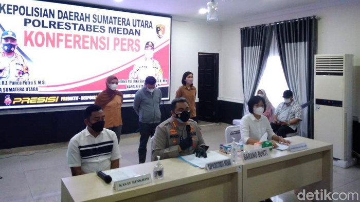 Polisi menampilkan pria berinisial HSM yang viral memukul ABG di Medan, Sumut. (Datuk Haris/detikcom)