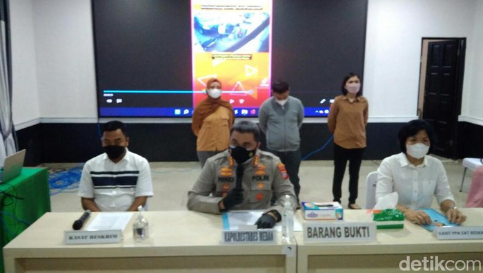 Polisi menampilkan pria berinisial HSM yang viral memukul ABG di Medan, Sumut. (Datuk Haris/detikcom) Polisi menampilkan pria berinisial HSM yang viral memukul ABG di Medan, Sumut. (Datuk Haris/detikcom)