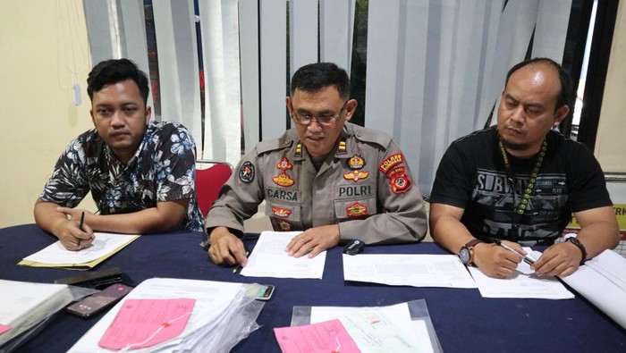 Polisi saat menunjukkan barang bukti kasus penipuan 4 pria mengaku pegawai Kemendikbud di Kuningan
