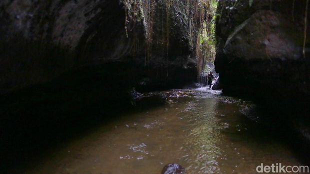 Nama Desa Tetebatu menarik perhatian traveler belakangan ini. Berada di lereng gunung, desa Ini menjadi salah satu wakil Indonesia di kancah internasional dan dinobatkan sebagai desa terindah dunia oleh UNWTO.