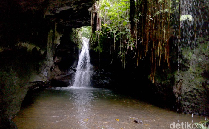 Nama Desa Tetebatu menarik perhatian traveler belakangan ini. Berada di lereng gunung, desa Ini menjadi salah satu wakil Indonesia di kancah internasional dan dinobatkan sebagai desa terindah dunia oleh UNWTO.