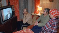 Sebuah keluarga menyaksikan siaran langsung pengunduran diri Gorbachev di Moskow (25/12/1991).  Mundurnya Gorbachev merupakan klimaks dari sirkus panjang politik Soviet.   (AP Photo/Sergei Kharpukhin, File)