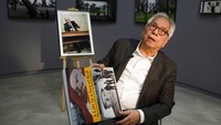Pewarta foto asal China, Liu Heung Shing menceritakan ulang detik-detik kemunduran diri Gorbachev, di Shanghai, (16/12/2021). Saat itu, ia menjadi satu-satunya pewarta foto asing yang meliput pernyataan mundur Gorbachev. (AP Photo/Ng Han Guan)