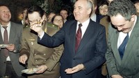 Mantan Presiden Soviet, Mikhail Gorbachev mengangkat segelas vodka dalam pesta perpisahan di Hotel Oktyabrskaya, Moskow (26/12/1991).  Sehari setelah ia mundur, parlemen mengakui 15 negara baru yang merupakan pecahan Soviet. (AP Photo/Alexander Zemlianichenko, File)