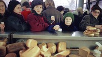 Warga Soviet mengantre roti dengan memegang kupon antrean, 2 hari sebelum kemunduran diri Gorbachev, di Moskow, (23/12/1991). Kegagalan ekonomi, politik dan sosial serta musim dingin yang panjang berujung pada bubarnya Uni Soviet. (AP Photo/Gene Berman, File)