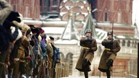Warga menyaksikan parade pergantian penjaga di Lapangan Merah, Moskow, (11/12/1991). Setelah runtuh, Rusia yang menjadi negara induk Soviet menggantikan peranan di kawasan tersebut. Boris Yeltsin menjadi presiden Rusia dari 1991 hingga 1999.  (AP Photo/Alexander Zemlianichenko, File)