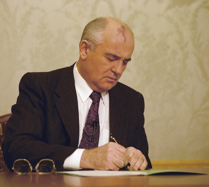FILE - A man tastes the sour cream, the only remaining dairy product available, at a state-owned store in Moscow, Monday, Dec. 24, 1991. By the fall of 1991, however, deepening economic woes and secessionist bids by Soviet republics had made the collapse all but inevitable. The failed August 1991 coup by the Communist old guard was a major catalyst, dramatically eroding Gorbachev’s authority and encouraging more republics to seek independence. (AP Photo/Alexander Zemlianichenko, File)