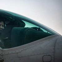 Safia Ferozi dan keluarga sebenarnya sudah melarikan diri dari Afghanistan di tahun 90an. Tapi mereka kembali lagi kemudian Safia tertarik dengan iklan di televisi yang mengajak wanita bergabung dengan militer. Setelah bergabung, Safia mendaftarkan diri untuk menjadi pilot ketika posisi itu dibuka untuk wanita. Foto: Alexander Riedel/U.S. Air Force via Stripes