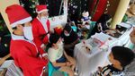 Santa Claus Hibur Anak-anak yang Divaksin di Gereja Ciamis