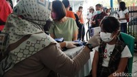 Anak-anak terlihat antusias mengikuti vaksiansi. Terlebih kehadiran 2  Santa Claus dan adanya bingkisan plus eskrim membuat anak-anak lebih bahagia.