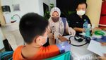 Santa Claus Hibur Anak-anak yang Divaksin di Gereja Ciamis