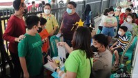 Sejumlah anak sedang mengantre untuk divaksinasi COVID-19.