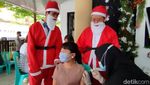 Santa Claus Hibur Anak-anak yang Divaksin di Gereja Ciamis