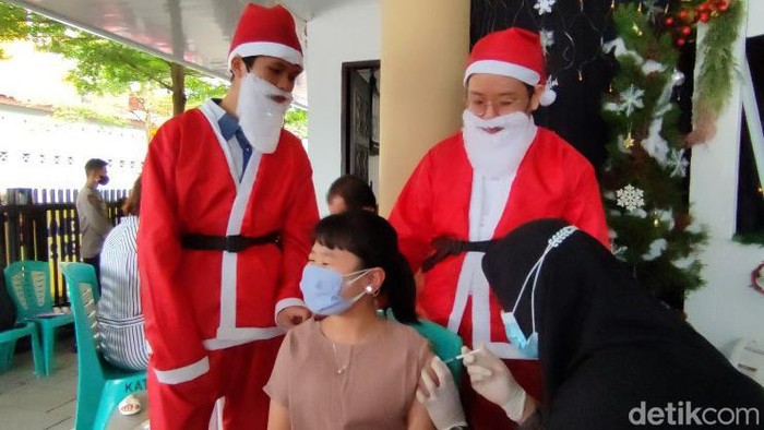 Santa Claus Hibur Anak-anak yang Divaksinasi di Gereja Ciamis Berbagai cara dilakukan supaya anak mau vaksinasi COVID-19. Seperti Gereja Katolik Santo Yohanes Pembaptis Ciamis ini yang menghadirkan Santa Claus pada pelaksanaan vaksinasi.