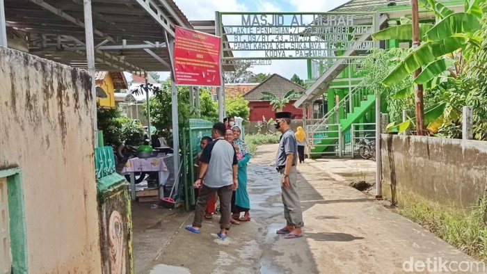 Seorang dosen di Palembang tewas usai tersengat listrik. Korban diduga karena tersengat listrik saat banjir melanda kediamannya di kawasan Sukarami, Palembang. (Prima Syahbana/detikcom)