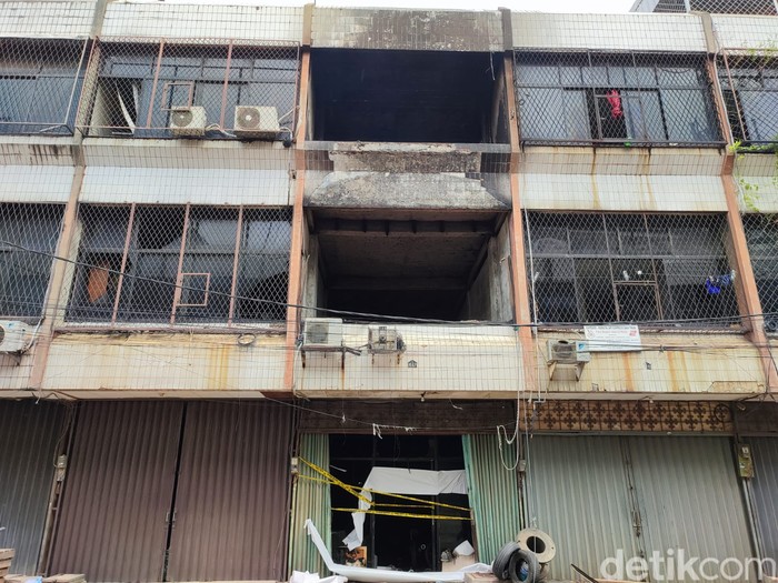 Seorang warga tewas dalam kebakaran sebuah ruko tiga lantai di Ancol, Pademangan, Jakarta Utara (Jakut). Kebakaran tersebut diduga akibat korsleting. (Nahda Rizki/detikcom)