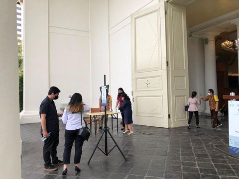 Sterilisasi dan pengamanan polisi di gereja GPIB Immanuel, Gambir, Jakarta Pusat, jelang misa Natal 2021.