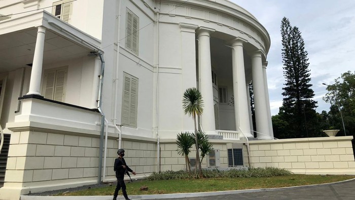Sterilisasi dan pengamanan polisi di gereja GPIB Immanuel, Gambir, Jakarta Pusat, jelang misa Natal 2021.