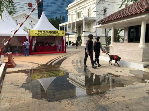 Sterilisasi dan pengamanan polisi di gereja GPIB Immanuel, Gambir, Jakarta Pusat, jelang misa Natal 2021.