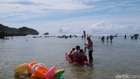 Tampak beberapa wisatawan tengah asyik bermain kano di Pantai Drini.