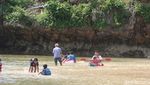 Foto: Ribuan Orang Berlibur di Pantai Drini Gunungkidul saat Natal