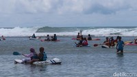 Menyoal suasana Pantai saat Natal hari ini, warga Kota Yogyakarta ini menilai tidak terlalu ramai dan juga tidak terlalu sepi. Yuli menilai suasana ini karena tidak semua orang bisa berlibur saat akhir pekan.